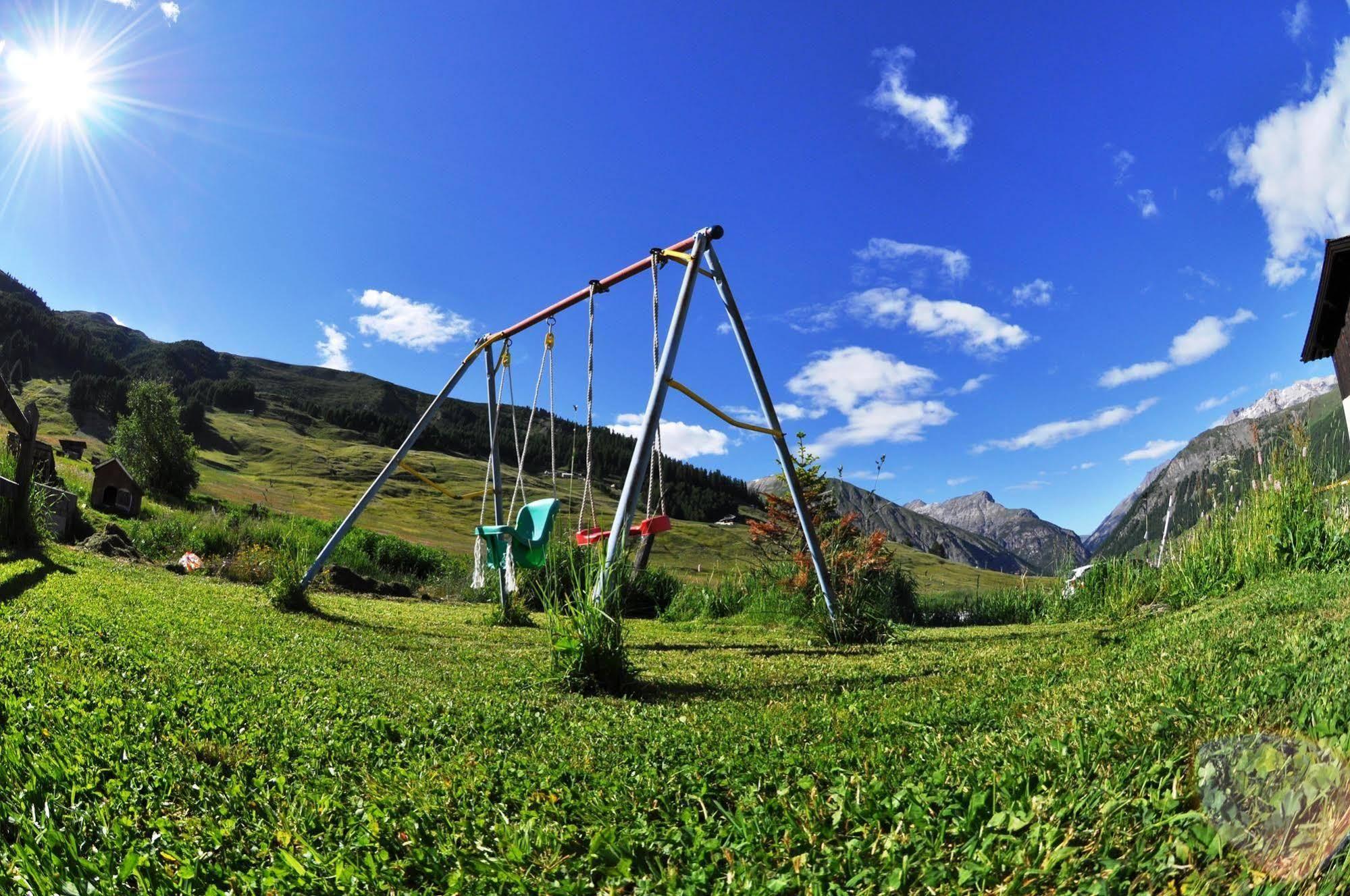Alpen Royal By Livigno Accomodation Bagian luar foto