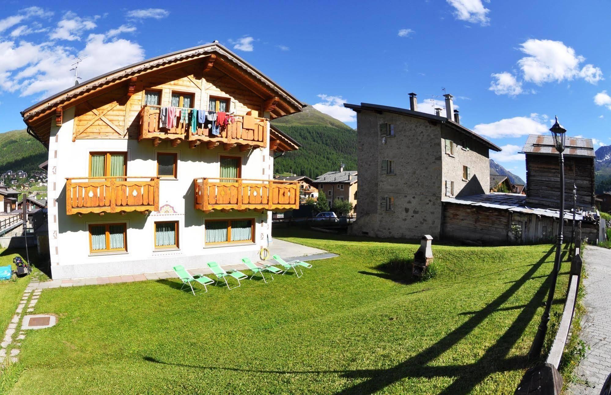 Alpen Royal By Livigno Accomodation Bagian luar foto