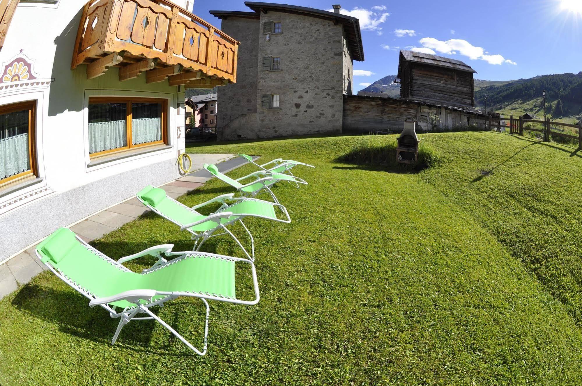 Alpen Royal By Livigno Accomodation Bagian luar foto